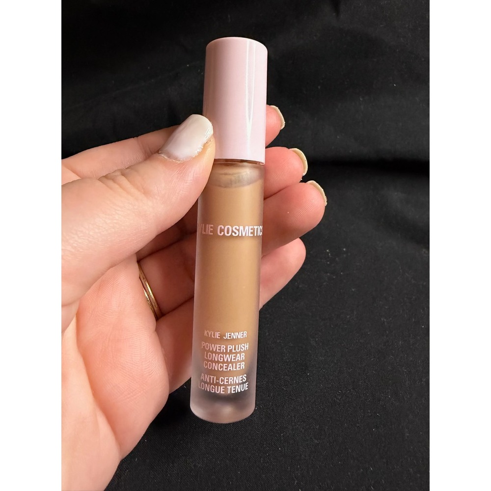 KYLIE JENNER POWER PLUSH
LONGWEAR CONCEALER